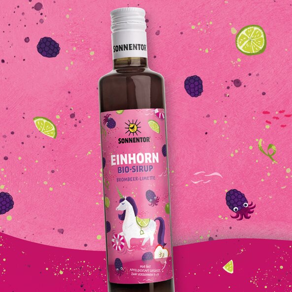 Illustration featuring the SONNENTOR unicorn syrup bottle on a berry-coloured background.
