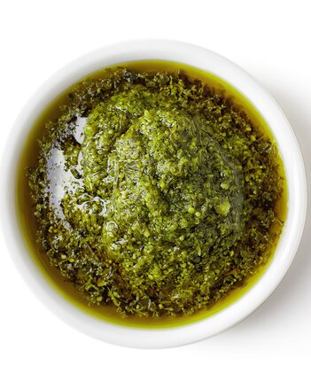 Auf dem Foto ist eine kleine weiße Schale mit Petersilien-Pesto zu sehen. | © SONNENTOR