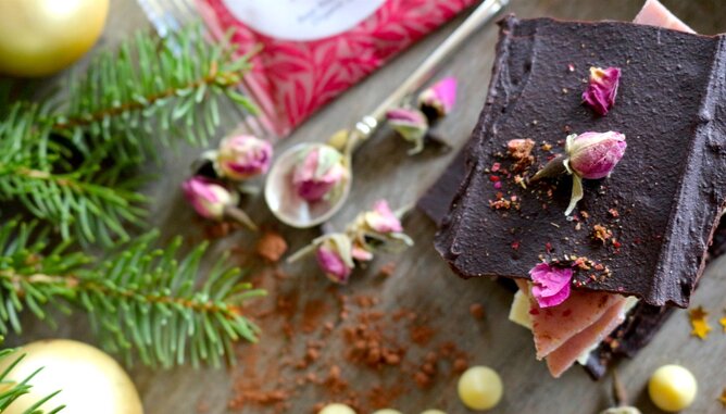 Jarolim Geschenke Schoko | © SONNENTOR Auf dem Foto sind mehrere Stück vegane Schokolade mit Blüten zu sehen. | © SONNENTOR
